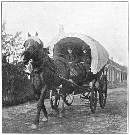 Groote boerenwagen met witte kap.