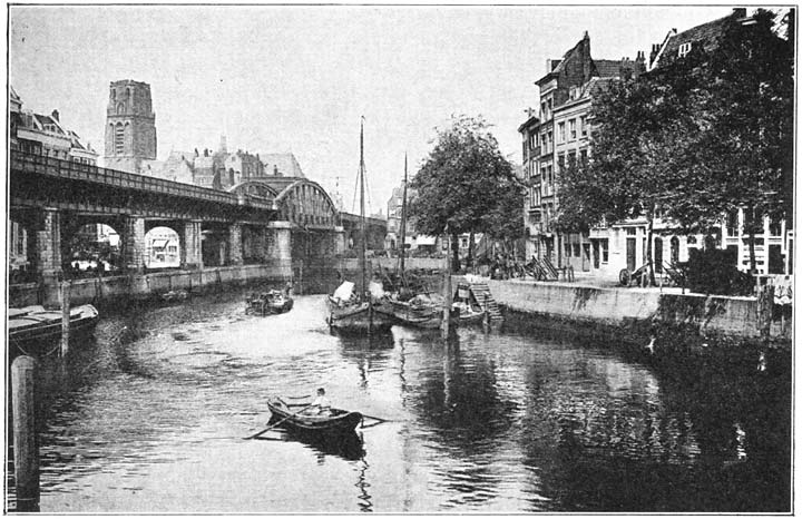 De Kolk en de Houttuin met de Viaduct en de Groote Kerk op den achtergrond.