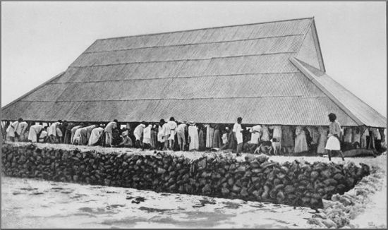 Outside of the great dance-house, Butaritari, during the competition between the dancers of Butaritari and those of Little Makin. 