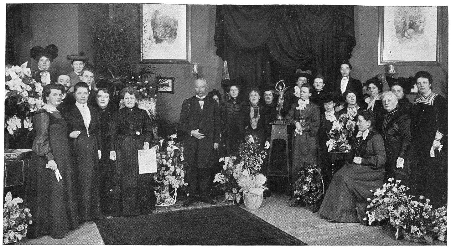 DR. ALETTA H. JACOBS EN CAREL VICTOR GERRITSEN, BIJ GELEGENHEID VAN HAAR 25 J. DOCTORSJUBILEUM HET BRONZEN BEELD STELT VOOR LA VICTOIRE NAAR MEAUX, HAAR DOOR DE FEESTCOMMISSIE VEREERD