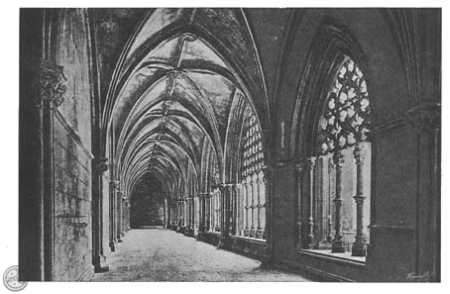 MOSTEIRO DA BATALHA—Portico sul do Claustro principal MOSTEIRO DA BATALHA—Portico sul do Claustro principal