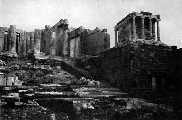 Der Niketempel und die Propyläen vor ihrem im Jahre 1910 begonnenen Wiederaufbau