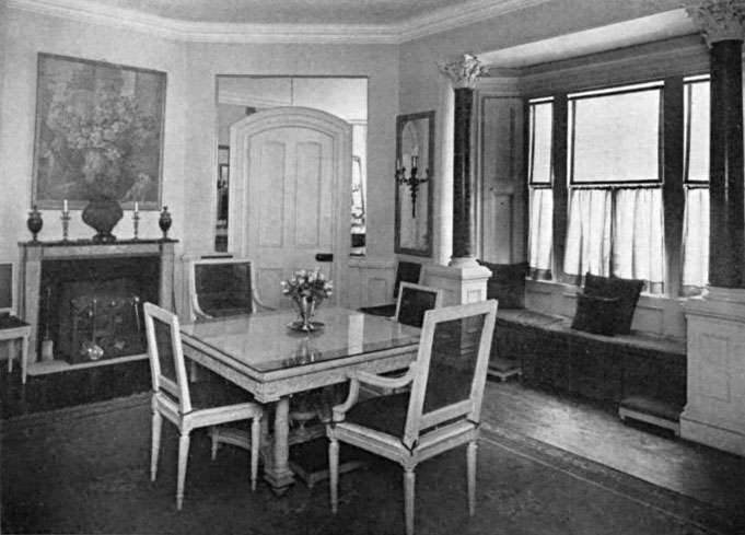 MUSLIN GLASS CURTAINS IN THE WASHINGTON IRVING HOUSE