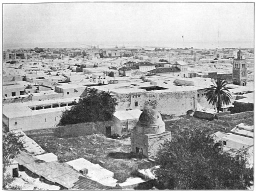 Gezicht op Tunis. Aan den gezichtseindiger de haven en het kanaal de la Goulette.