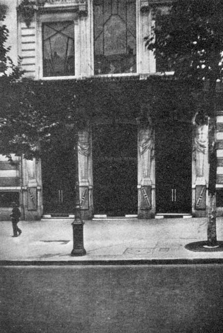 Porte St. Martin Theatre, Paris, where Lola was a "flop"