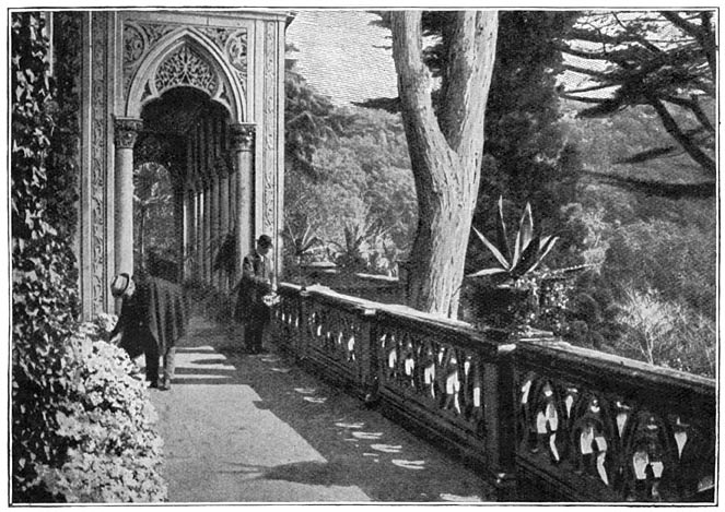 Het terras en het park van Monserrate.