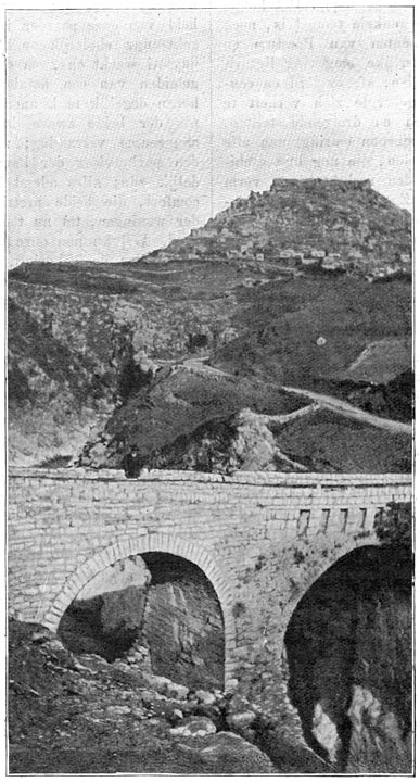 Brug over de kloof der Alpheus.