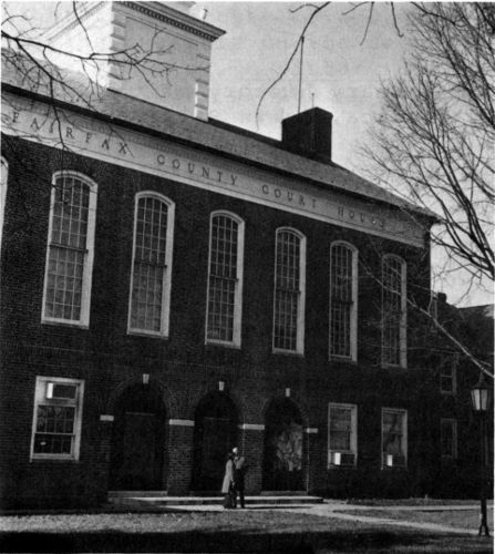 The central entrance to the 1954 addition to the courthouse.