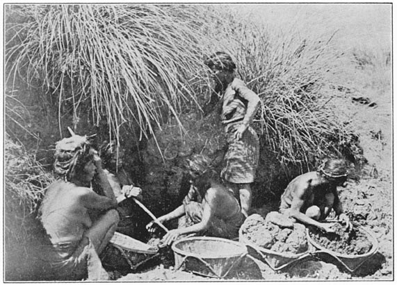 Samoki potters at the clay pit