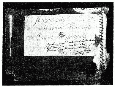 COUVERCLE DE LA BOITE ENVOYÉE PAR LATUDE A LA MARQUISE DE POMPADOUR, LE 28 AVRIL 1749 (Les lignes Signée et paraphée au désir de la déclaration du sr Jean Danry de ce jour d'huy quatorze juin mil sept cent quarante-neuf, signé: Berryer lieut. de Police et Danry ont été ajoutées lors de l'interrogatoire) (Bibl. de l'Arsenal, archives de la Bastille, nos 11.692-11.693)