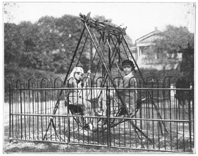 JEANNE AND MARGOT PLAYED IN THE CHAMPS ELYSÉES