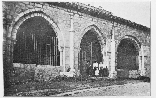 Lámina 35. ALEGRÍA Ermita de Ntra. Sra. de Ayala: Pórtico. (Fot. L. E.)