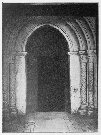 Lámina 44. ARGANDOÑA Puerta de la iglesia. (Fot. L. E.)