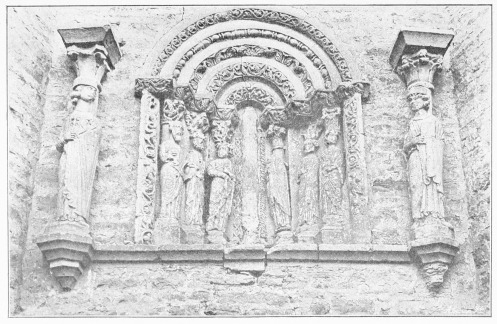 Lámina 74. LASARTE Ventana central del ábside. (Fot. L. E.)