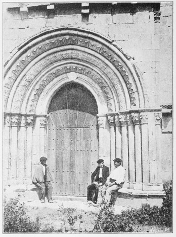 Lámina 81. MARQUÍNEZ Puerta de la ermita de San Juan. (Fot. M. Ugarte.)