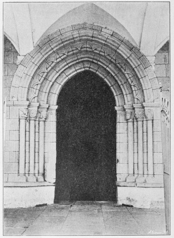 Lámina 90. OTAZU Puerta de la iglesia. (Fot. L. E.)