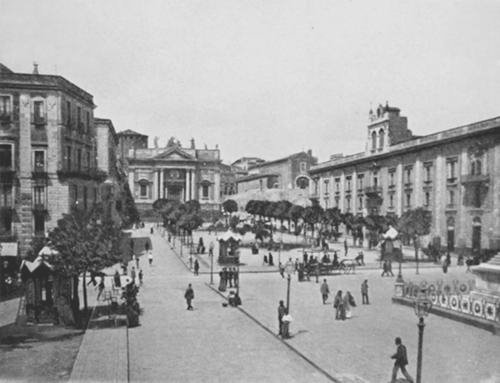 PIAZZA STESICOREA PRIMA DEGLI SCAVI DELL'ANFITEATRO.