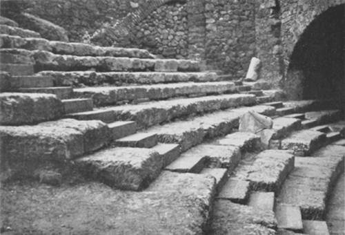 TEATRO ANTICO — PARTE CENTRALE DELLA CAVEA.