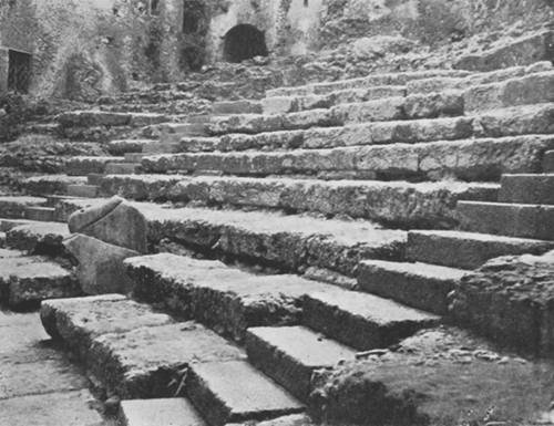 TEATRO ANTICO — ULTIMI CUNEI DI SINISTRA DELLA CAVEA.