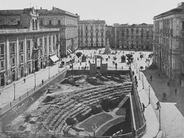 PIAZZA STESICOREA CON L'ANFITEATRO.