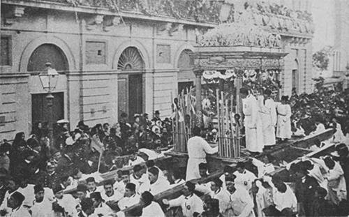 FESTA DI S. AGATA — LA «BARA» IN PROCESSIONE.