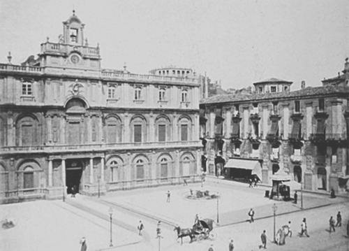 PIAZZA DEGLI STUDII E PALAZZO DELL'UNIVERSITÀ.