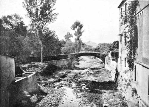 CALCI — VEDUTA DEL TORRENTE ZAMBRA COL PONTE VECCHIO. (Fot. Alinari).