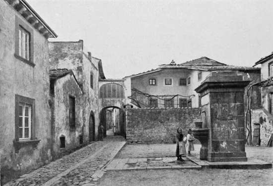 BAGNI DI LUCCA (DINTORNI) — LUGLIANO: PIAZZA. (Fot. Pellegrini).