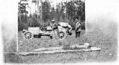 Auf der Straße durch die Taiga.