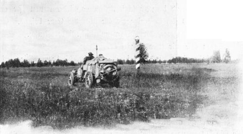 Auf der mit Gras bewachsenen sibirischen Chaussee.