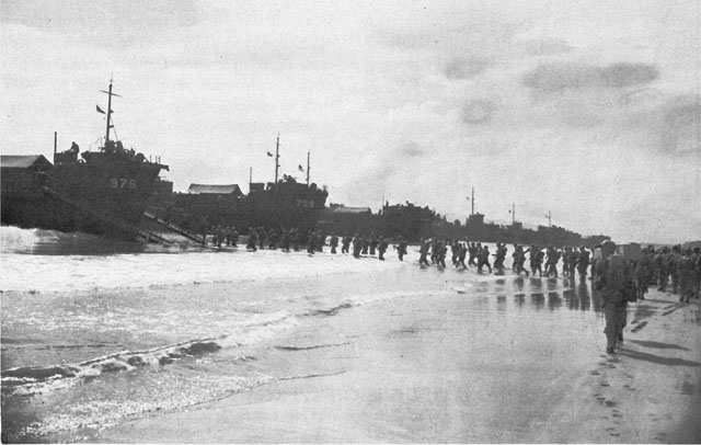 TROOPS OF THE 77TH DIVISION BOARD LCI’S AT TARRAGONA