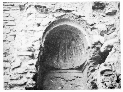 Fig. 89.—UKHEIḌIR, FLUTED NICHE, SOUTH-EAST CORNER OF COURT D.