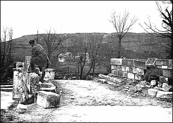 Photograph of the destroyed bridge over the Aisne.