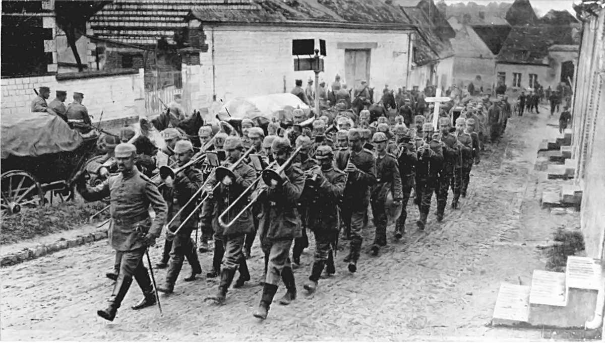 AS USED IN THE GERMAN TRENCHES: A GERMAN BAND PLAYING ON
THE MARCH DURING THE WAR.