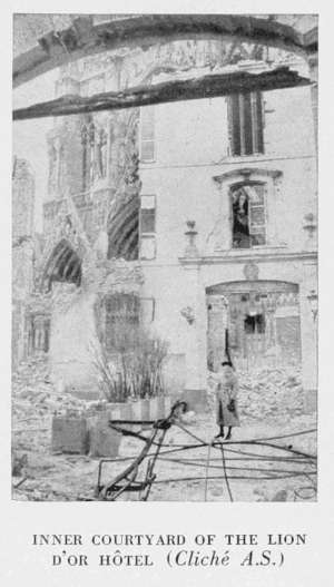 INNER COURTYARD OF THE LION
D'OR HTEL. (Clich A.S.)